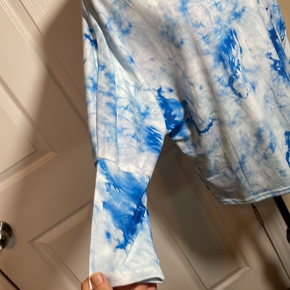Blue tie dye long sleeve top. Batwing, tapered sleeve. - Picture 4 of 5